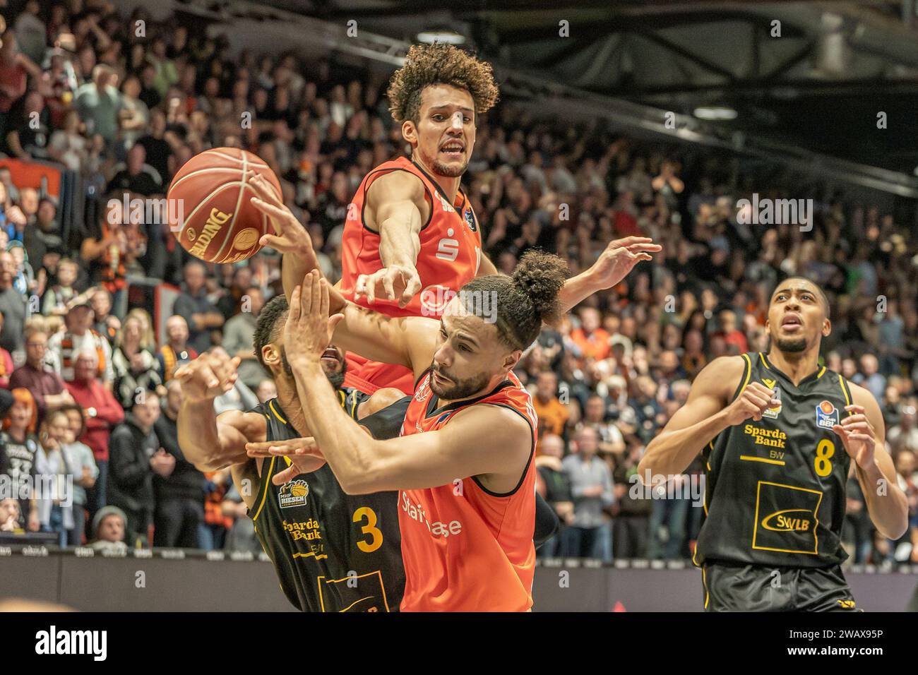 Chemnitz, Deutschland 06. Janvier 2024 : 1.BBL - 2023/2024 - Niners Chemnitz vs. MHP Riesen Ludwigsburg im Bild : v. li. im Zweikampf Jayvon graves (Ludwigsburg), Brendan Bailey (Chemnitz), Kaza Kajami-Keane (Chemnitz) und Jaren Lewis (Ludwigsburg) Banque D'Images