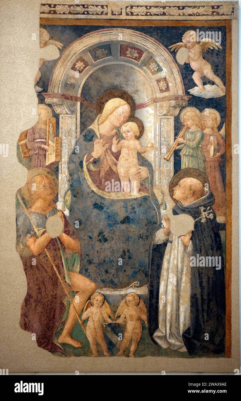 Italie Ombrie Foligno : Palazzo Trinci. Maison à une galerie d'art et musée archéologique Pierantonio Mazzastris. Madonna intronisée avec l'enfant entre les anges et les saints Jean et Dominique. XV siècle. Fresque détachée Banque D'Images