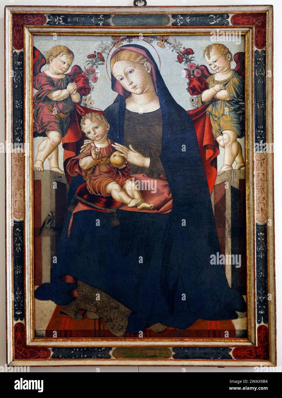 Italie Ombrie Foligno : Palazzo Trinci. Maison à une galerie d'art et musée archéologique Madonna intronisée avec l'enfant et les anges par Bernardino di Mariotto connu sous le nom de Stagno. Mi 16e siècle tempera huileuse sur toile Banque D'Images