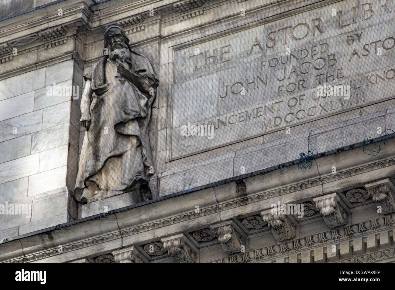 Un monument et une statue de Manhattan, ornant la façade de la bibliothèque publique de New York dans la Big Apple. C'est une icône dans le monde. Banque D'Images