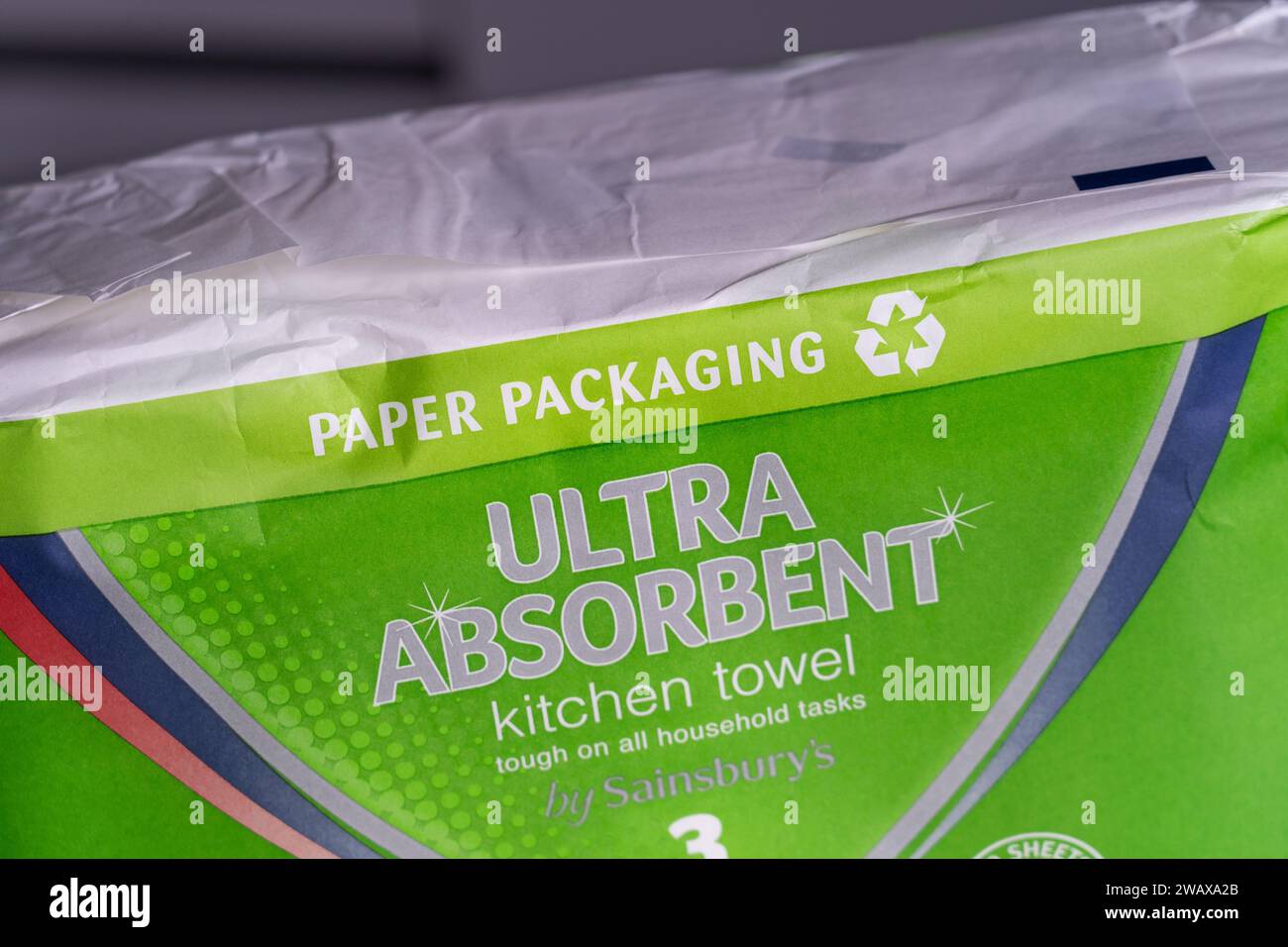Emballage de serviettes de cuisine de marque Sainsbury avec emballage en papier et symbole de recyclage, Royaume-Uni. Concept : réduction des déchets, réduction des déchets plastiques Banque D'Images