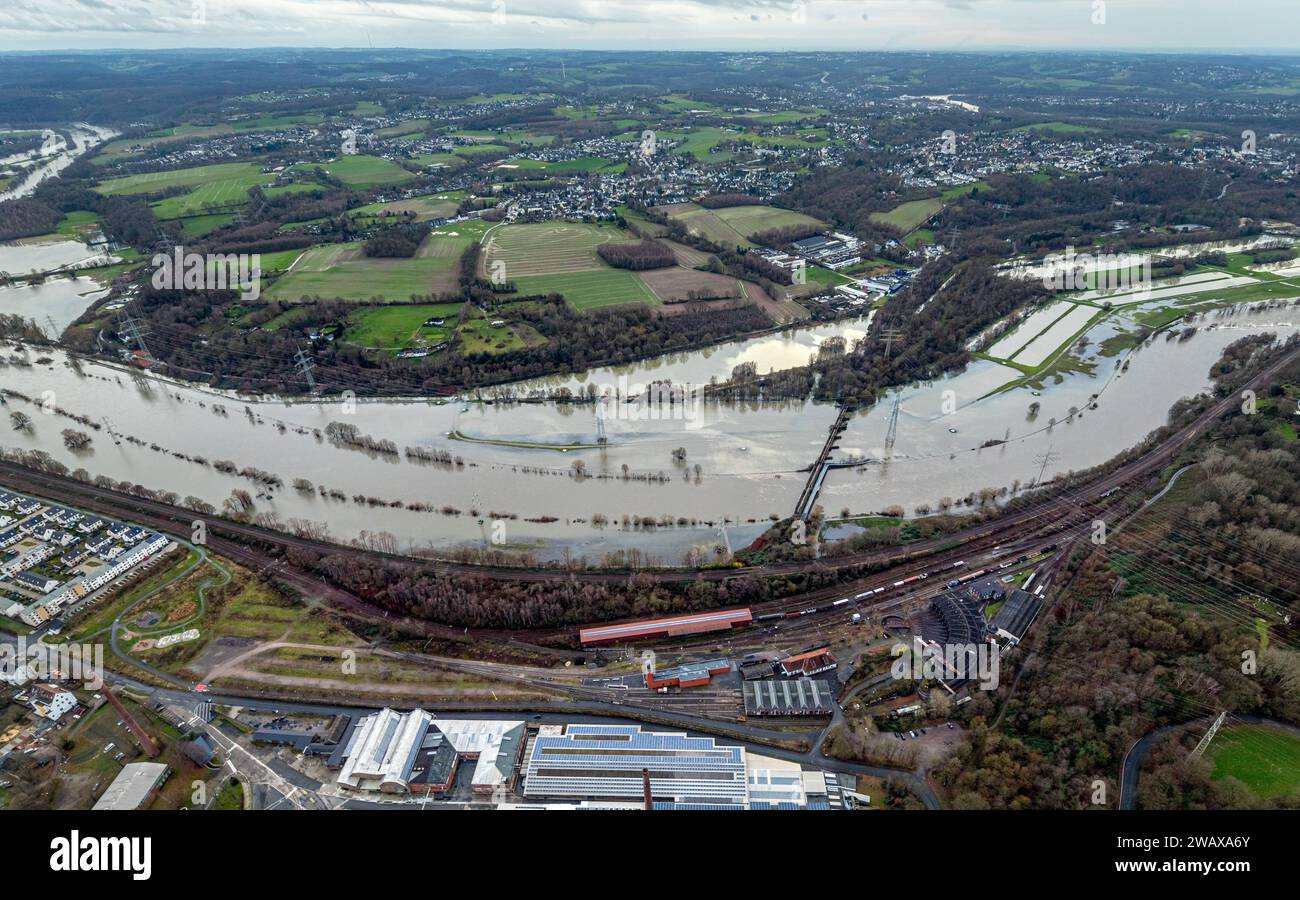 Luftbild, Ruhrhochwasser, Weihnachtshochwasser 2023, Fluss Ruhr tritt nach starken Regenfällen über die Ufer, Überschwemmungsgebiet am Eisenbahnmuseum Bochum, Eisenbahnbrücke und überschwemmte Radbrücke, Bäume und Strommasten im Wasser, Blick auf Ortsteil Burgaltendorf, Dahlhausen, Bochum, Ruhrgebiet, Nordrhein-Westfalen Deutschland ACHTUNGxMINDESTHONORARx60xEURO *** vue aérienne, inondation de la Ruhr, inondation de Noël 2023, rivière de la Ruhr déborde ses berges après de fortes pluies, zone inondée au Musée du chemin de fer de Bochum, pont ferroviaire et pont cyclable inondé, arbres et pylônes électriques dans l'eau, Banque D'Images