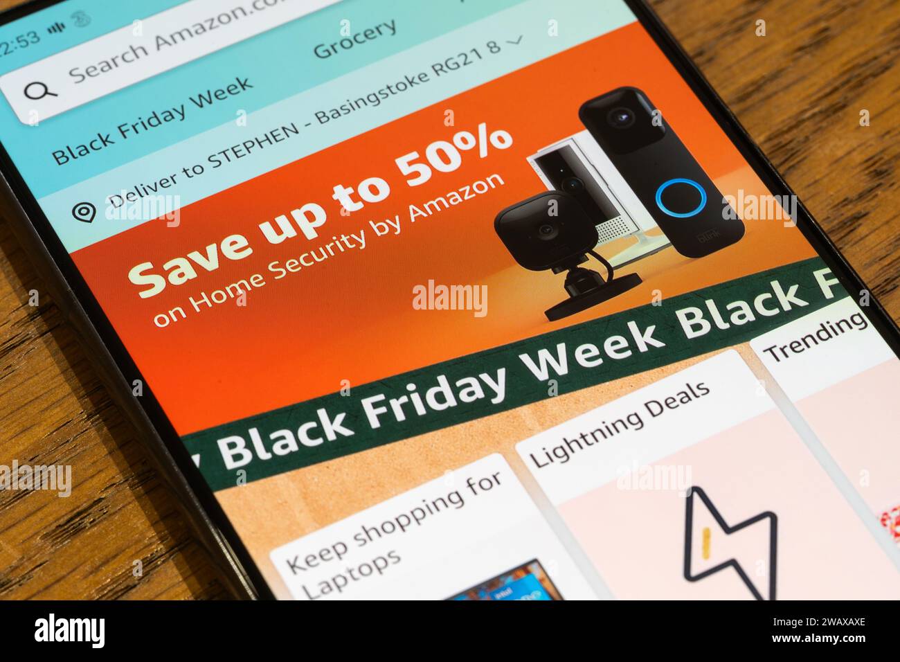 Black Friday week avec une bannière publicitaire et une page de l'application Amazon shopping sur un écran de smartphone, Royaume-Uni Banque D'Images