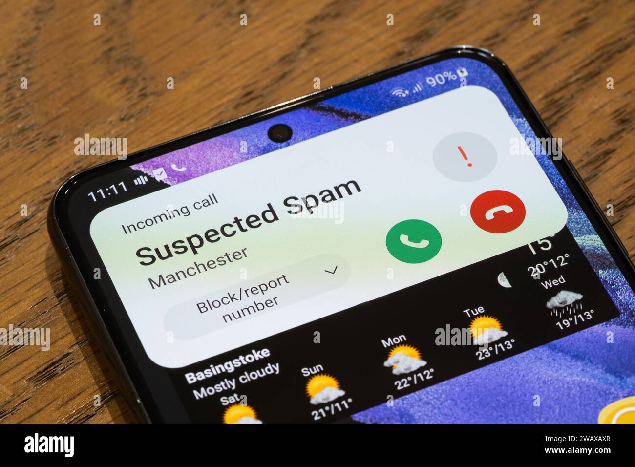 Un écran de smartphone affichant un appel suspect entrant, Royaume-Uni. Thème : appels indésirables, appels à froid, appel spam, télévendeur, appels à froid, appel de fraude Banque D'Images