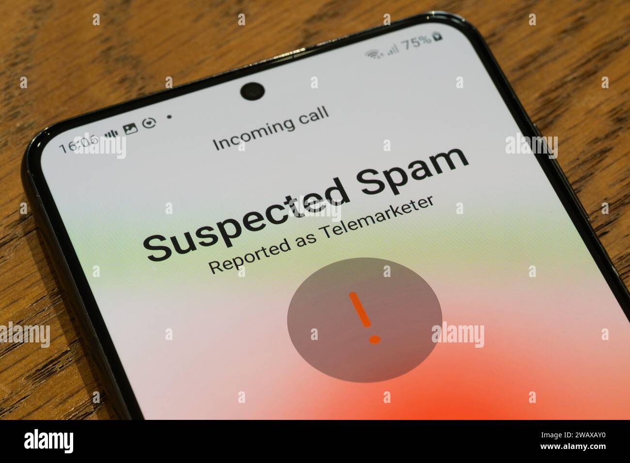 Un écran de smartphone affichant un appel suspect entrant signalé comme un télévendeur, Royaume-Uni. Thème : appels gênants, appels à froid, appel spam, télévendeur Banque D'Images