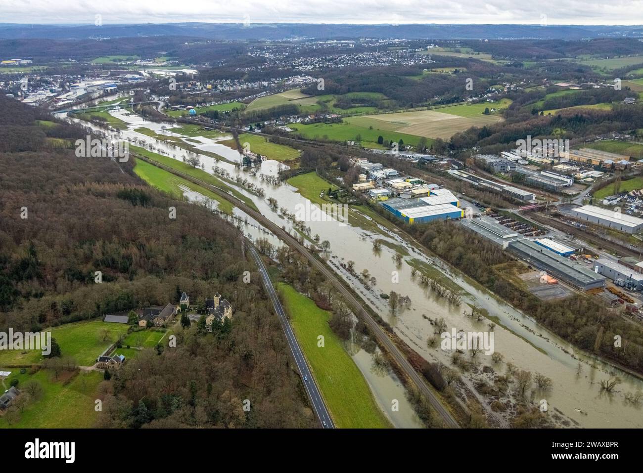 Luftbild, Ruhrhochwasser, Weihnachtshochwasser 2023, Fluss Ruhr tritt nach starken Regenfällen über die Ufer, Überschwemmungsgebiet an der Wetterstraße mit dem Schloss Mallinckrodt, Blick zur Neuen Ruhrbrücke Wetter, Gewerbegebiet Wengern-Ost, Westende, Herdecke, Ruhrgebiet, Nordrhein-Westfalen, Deutschland ACHTUNGxMINDESTHONORARx60xEURO *** vue aérienne, inondation de la Ruhr, inondation de Noël 2023, la rivière Ruhr déborde ses rives après de fortes pluies, zone inondable sur la Wetterstrasse avec le château Mallinckrodt, vue sur le nouveau pont de la Ruhr Wetter, zone industrielle Wengern Ost, Westende, Herdecke, Westende Wort Banque D'Images