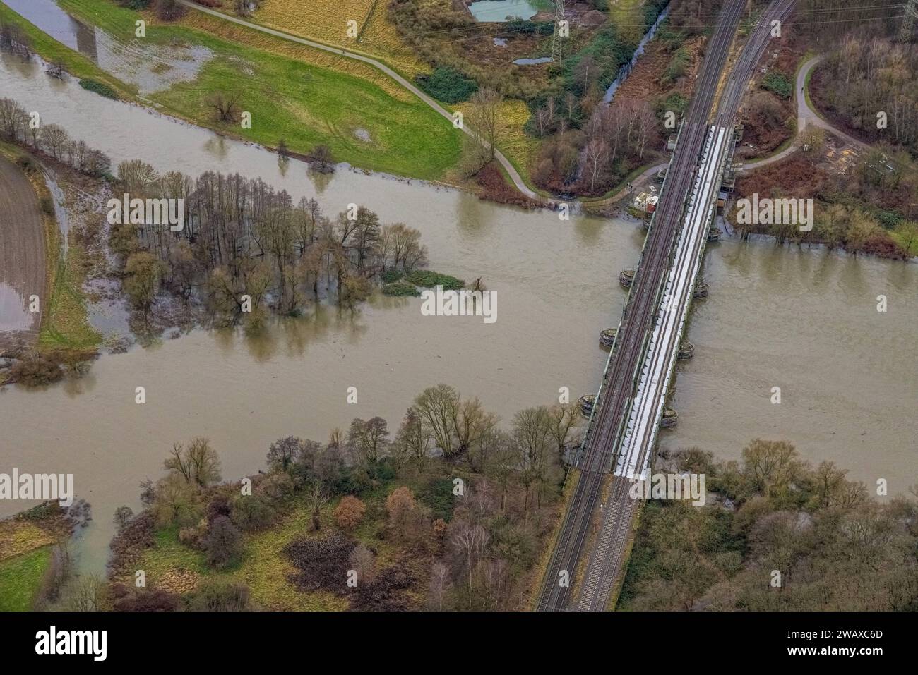 Luftbild, Ruhrhochwasser, Weihnachtshochwasser 2023, Fluss Ruhr tritt nach starken Regenfällen über die Ufer, Überschwemmungsgebiet Ruhraue Syburg am Zusammenfluss Lenne und Ruhr, Eisenbahnbrücke Lenne, Boele, Hagen, Ruhrgebiet, Nordrhein-Westfalen, Deutschland ACHTUNGxMINDESTHONORARx60xEURO *** image aérienne, inondation de la Ruhr, inondation de Noël 2023, la Ruhr déborde ses rives après de fortes pluies, plaine inondable Ruhraue Syburg à la confluence de Lenne et Ruhr, pont ferroviaire de Lenne, Boele, Hagen, région de la Ruhr, Rhénanie du Nord-Westphalie, Allemagne ATTENTIONXMINDESTHONORARx60xEURO Banque D'Images