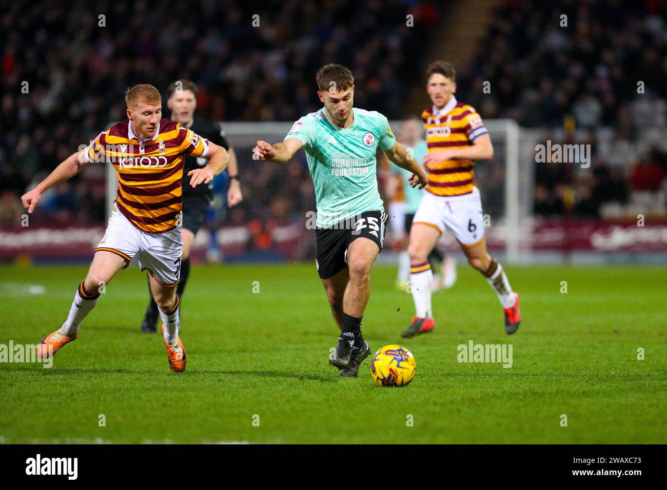 Stade de l'Université de Bradford, Bradford, Angleterre - 6 janvier 2024 Nicholas Tsaroulla (25) de Crawley Town protège le ballon de Brad Halliday (2) de Bradford City - pendant le match Bradford City v Crawley Town, Sky Bet League Two, 2023/24, l'Université de Bradford Stadium, Bradford, Angleterre - 6 janvier 2024 crédit : Mathew Marsden/WhiteRosePhotos/Alamy Live News Banque D'Images