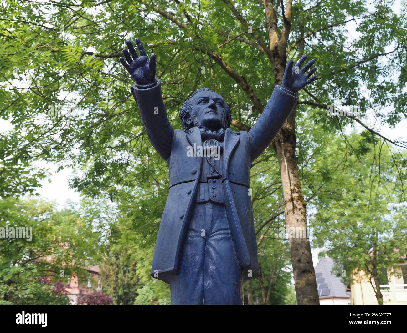 BAYREUTH, ALLEMAGNE - CIRCA JUIN 2022 : Statue en plastique bleu de Siegfried Wagner par le sculpteur Ottmar Hoerl Circa 2013 Banque D'Images