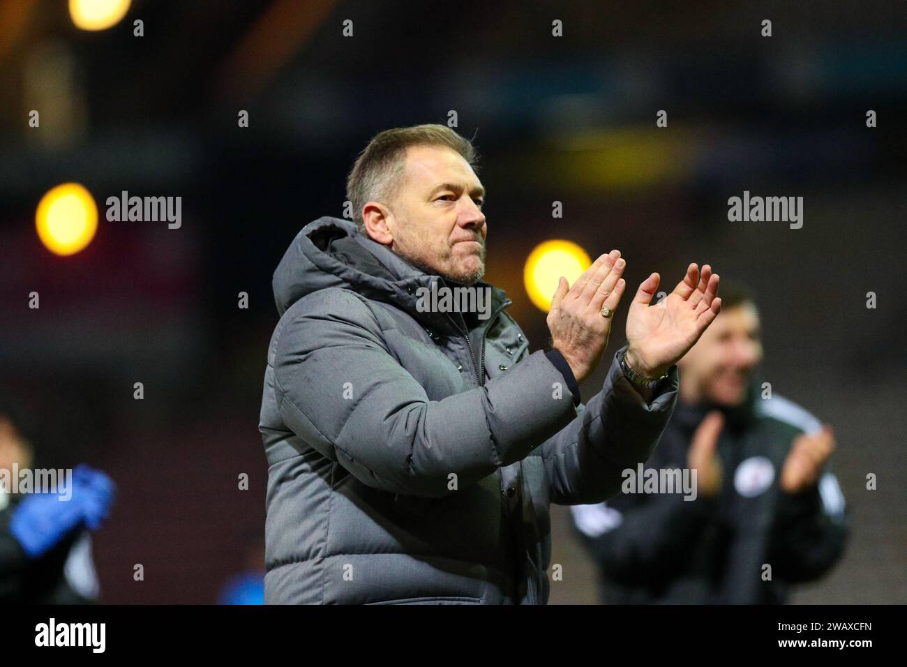 The University of Bradford Stadium, Bradford, Angleterre - 6 janvier 2024 Scott Lindsey Manager of Crawley Town applaudit les fans de Crawley - après le match Bradford City contre Crawley Town, Sky Bet League Two, 2023/24, The University of Bradford Stadium, Bradford, Angleterre - 6 janvier 2024 crédit : Mathew Marsden/WhiteRosePhotos/Alamy Live News Banque D'Images