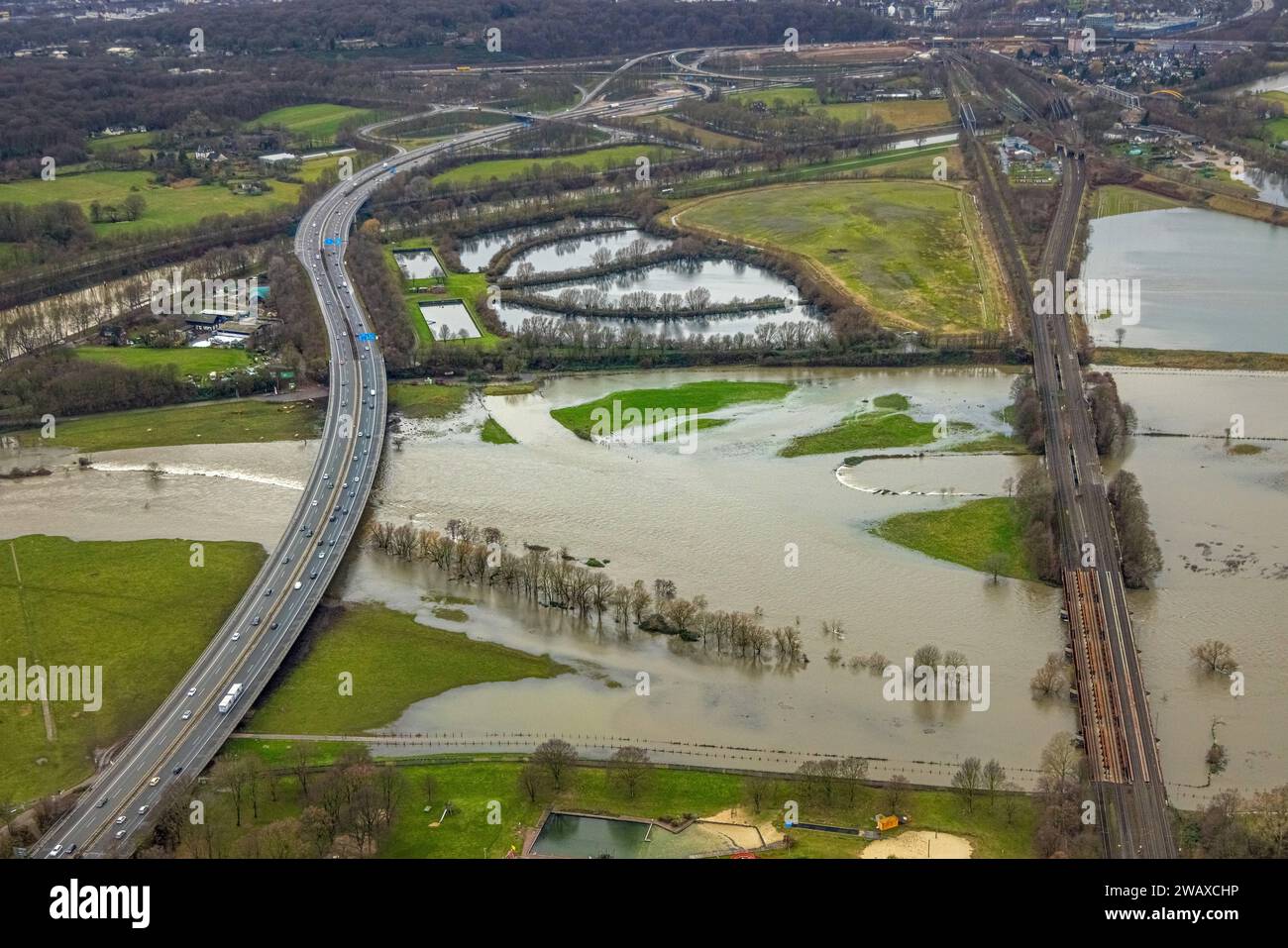 Luftbild, Ruhrhochwasser, Weihnachtshochwasser 2023, Fluss Ruhr tritt nach stasken Regenfällen über die Ufer, Überschwemmungsgebiet Styrumer Ruhrauen und Autobahnbrücke Ruhrinsel mit Eisenbahnbrücke und Bäume der A40, Süd im Wasser, Styrum - Mülheim, Große an der Ruhr, Ruhrgebiet, Nordrhein-Westfalen, Deutschland HTUNXRAXNOGLOOLOUVERIAL, Deutschland 2023 la Ruhr déborde de ses rives après de fortes pluies, Styrumer Ruhrauen plaine inondable et Große Ruhrinsel avec pont ferroviaire et pont autoroute A40, arbres dans l'eau, Styrum Süd, Mülheim an der Ruhr, Ruh Banque D'Images