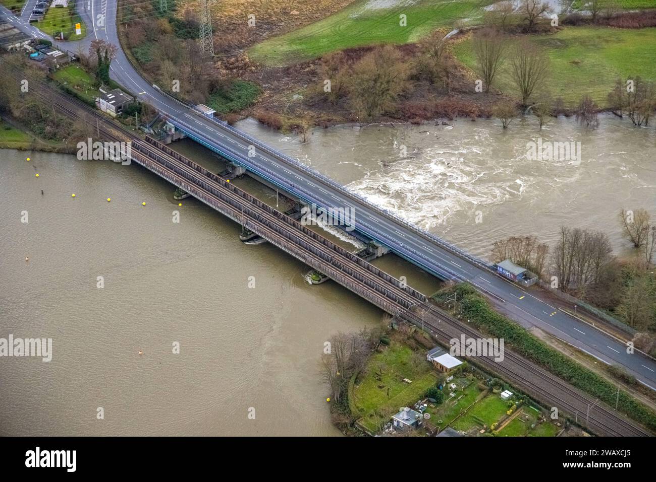 Luftbild, Ruhrhochwasser, Weihnachtshochwasser 2023, Fluss Ruhr tritt nach starken Regenfällen über die Ufer, Überschwemmungsgebiet Ruhraue Obergraben mit Ruhrbrücke Friedrichstraße, Eisenbahnbrücke, Wetter, Ruhrgebiet, Nordrhein-Westfalen, Deutschland ACHTUNGxMINDESTHONORARx60xEURO *** photo aérienne, inondation de la Ruhr, inondation de Noël 2023, la rivière Ruhr déborde ses rives après de fortes pluies, zone d'inondation Ruhraue Obergraben avec pont de la Ruhr Friedrichstraße, pont ferroviaire, météo, zone de la Ruhr, Rhénanie du Nord-Westphalie, Allemagne ATTENTIONxMINDESTHONORARx60xEURO Banque D'Images