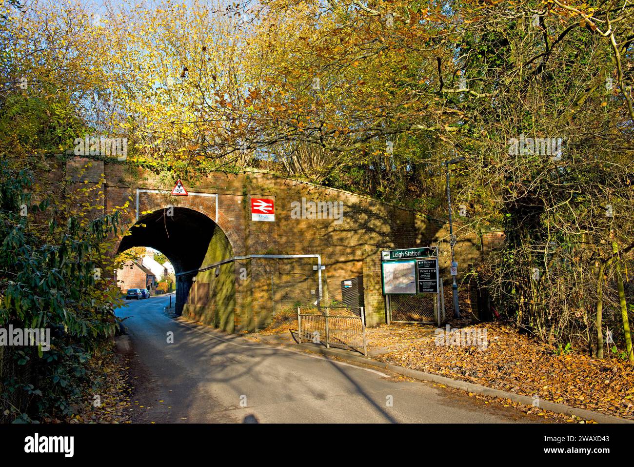 L'entrée de la gare de Leigh, sur la ligne Tonbridge-Redhill dans le sud de l'Angleterre Banque D'Images