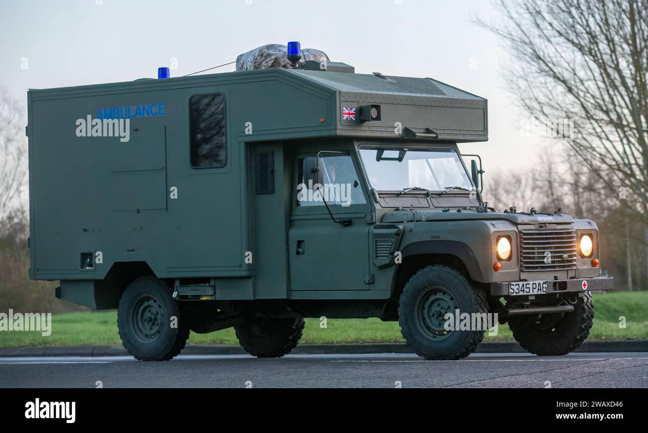 Stony Stratford, Royaume-Uni 1 janvier 2024. Véhicule militaire Land Rover 1998 LWB en arrriving à Stony Stratford pour le nouvel an vintage et classique ve Banque D'Images