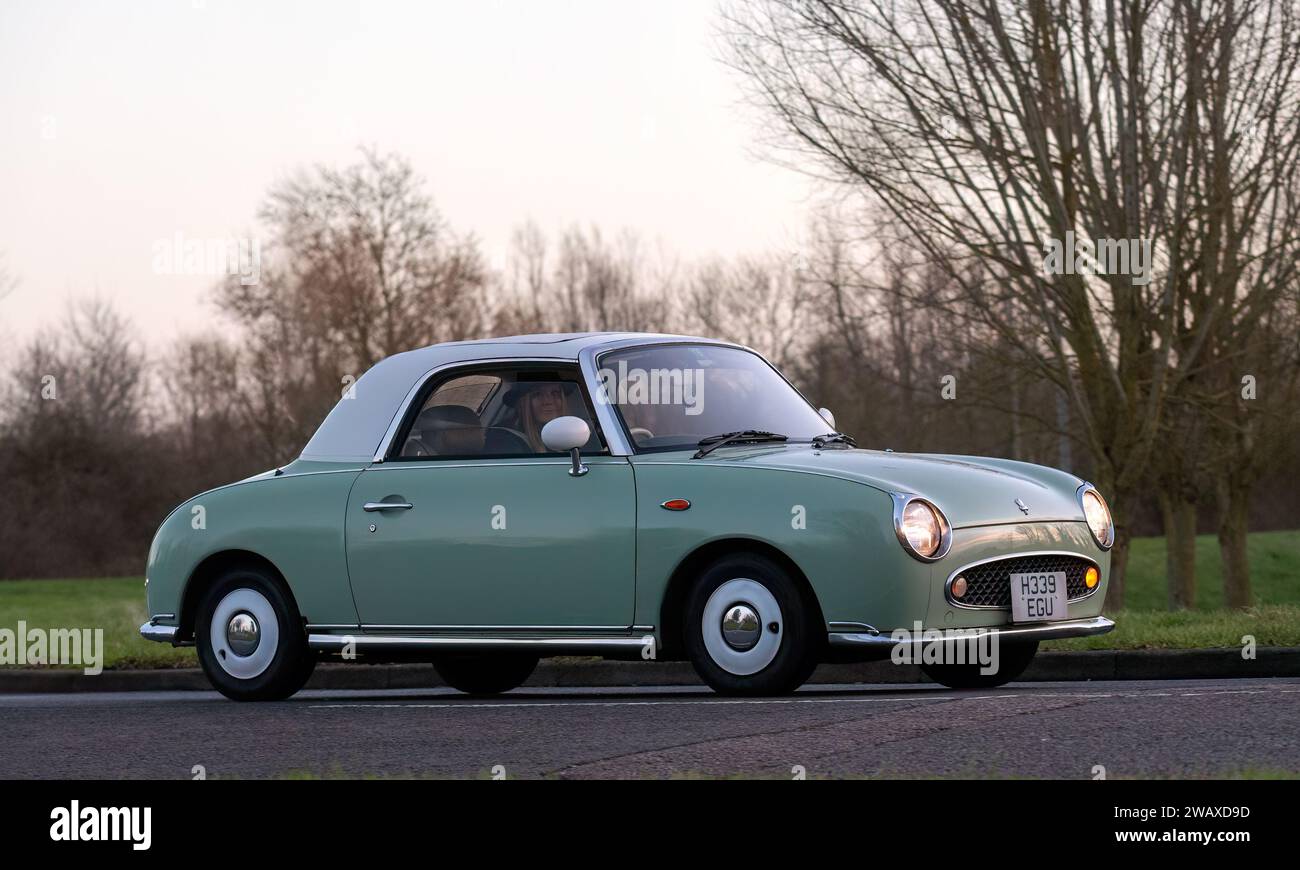 Stony Stratford, Royaume-Uni 1 janvier 2024. 1991 voiture verte Nissan Figaro arrivant à Stony Stratford pour le nouvel an vintage et véhicule classique fes Banque D'Images