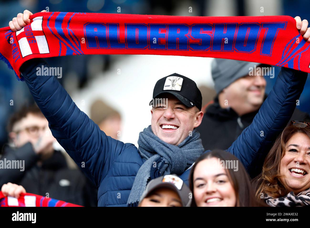 Strictly Come Dancing danseur professionnel Kai Widdrington tient une écharpe Aldershot Town avant le match du troisième tour de la coupe FA Emirates aux Hawthorns, West Bromwich. Date de la photo : dimanche 7 janvier 2024. Banque D'Images
