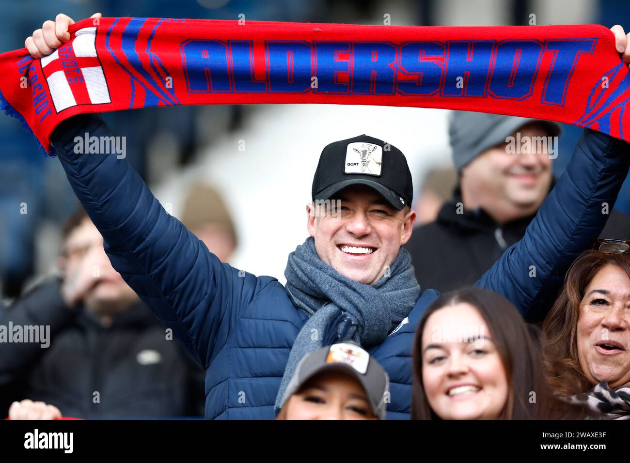 Strictly Come Dancing danseur professionnel Kai Widdrington tient une écharpe Aldershot Town avant le match du troisième tour de la coupe FA Emirates aux Hawthorns, West Bromwich. Date de la photo : dimanche 7 janvier 2024. Banque D'Images