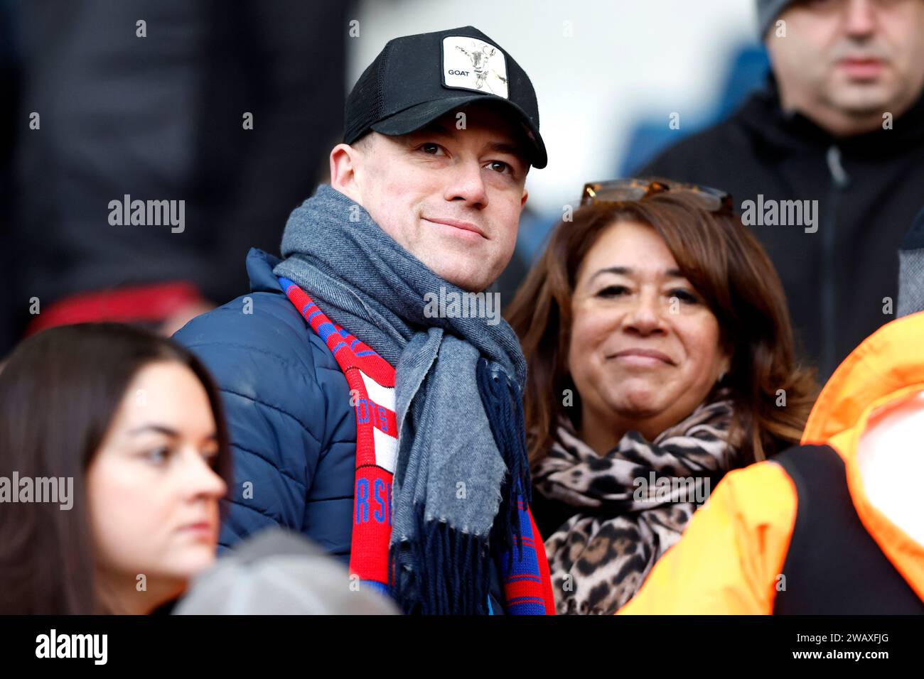 Strictement venez danser le danseur professionnel Kai Widdrington (à gauche) avec sa mère Candice avant le match du troisième tour de la coupe FA Emirates aux Hawthorns, West Bromwich. Date de la photo : dimanche 7 janvier 2024. Banque D'Images