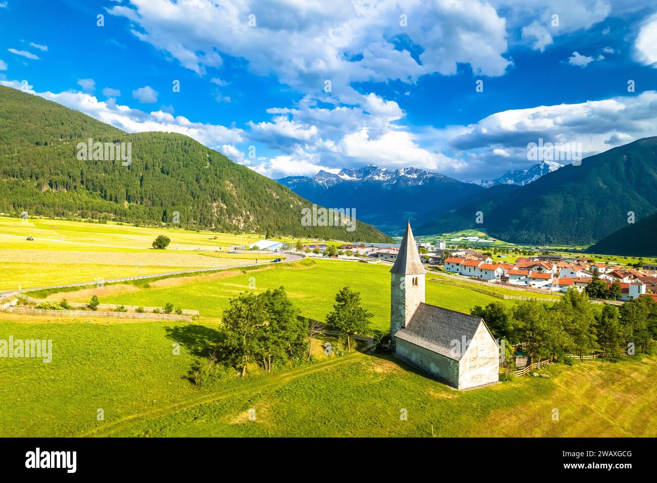 Village alpin idyllique de Burgeis vue aérienne, région du Trentin-Haut-Adige en Italie Banque D'Images