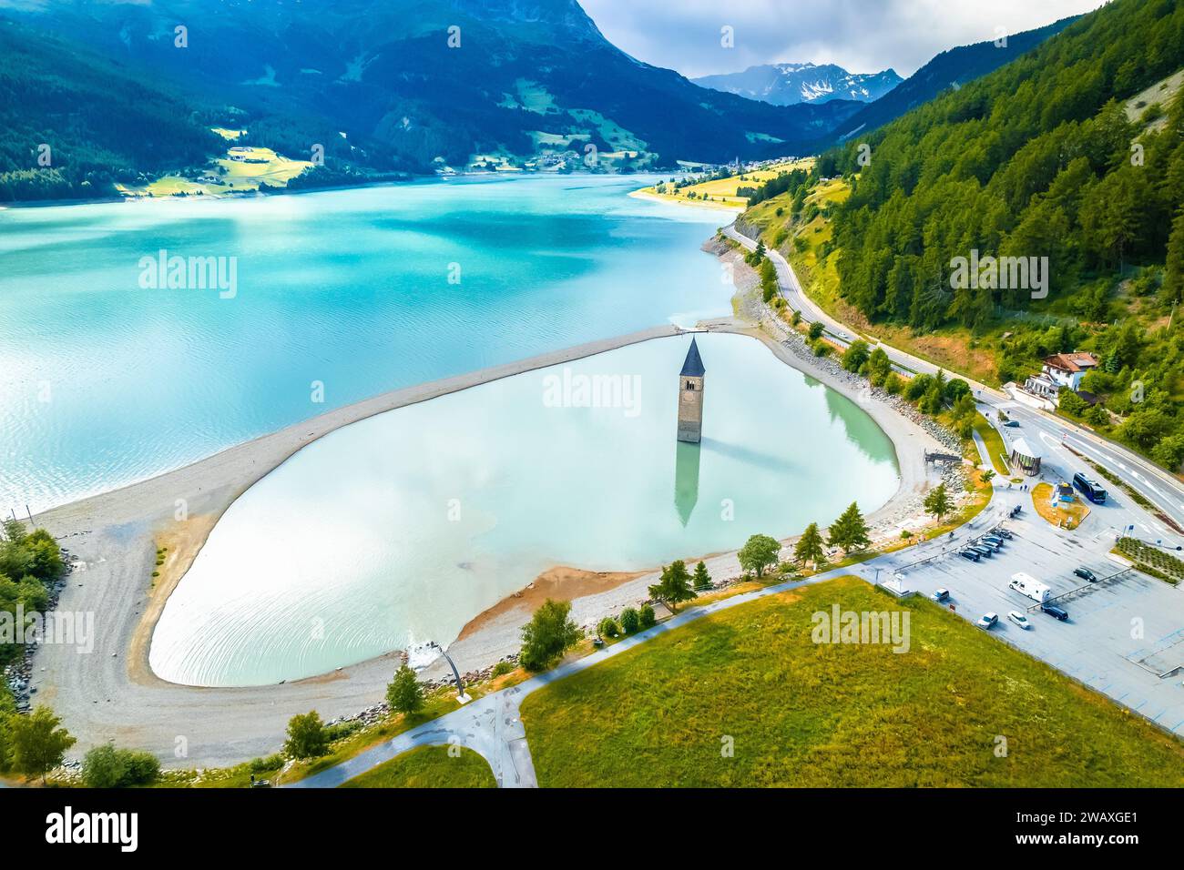 CURON Venosta. Clocher submergé à Graun im Vinschgau sur le lac Reschen vue aérienne du paysage alpin, région du Tyrol du Sud Italie Banque D'Images