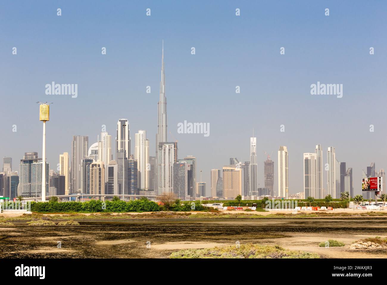 Dubaï, Émirats arabes Unis, 18.09.22. Paysage d'horizon du centre-ville de Dubaï avec les gratte-ciel, Burj Khalifa et Ras al Khor mangrove forêts et zones humides. Banque D'Images