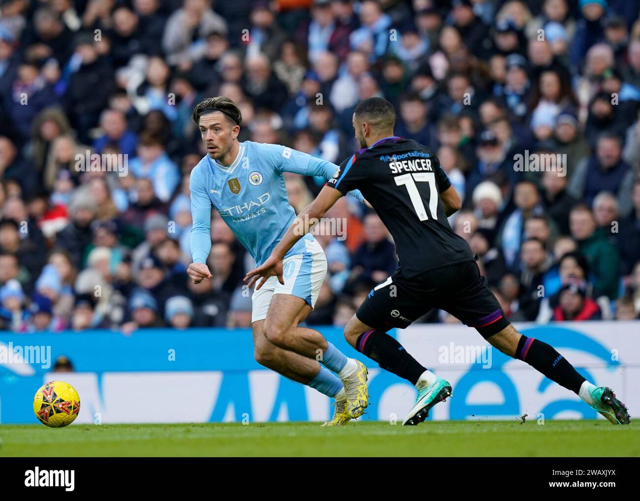 MANCHESTER, ROYAUME-UNI. 7 janvier 2024. Jack Grealish de Manchester City affronte Brodie Spencer de Huddersfield Town pendant le match de FA Cup à l'Etihad Stadium, MANCHESTER. Le crédit photo devrait se lire : Andrew Yates/Sportimage crédit : Sportimage Ltd/Alamy Live News Banque D'Images