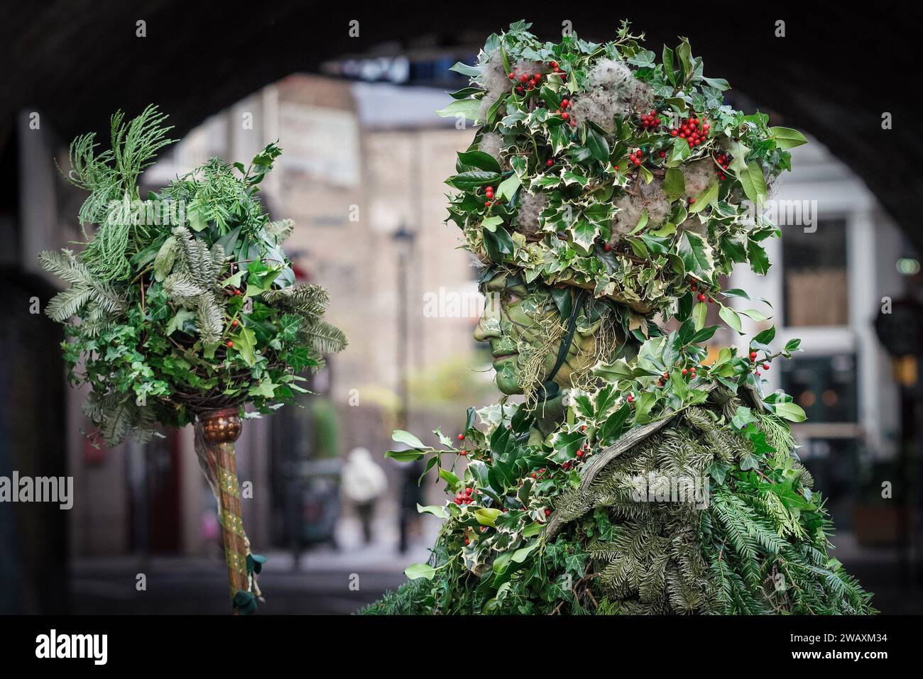 Londres, Royaume-Uni. 7 janvier 2024. The Green Man se prépare à exécuter Wassailing Blessings au cimetière Crossbones à Southwark pour effrayer les mauvais esprits et assurer une bonne récolte d'automne. Crédit : Guy Corbishley/Alamy Live News Banque D'Images