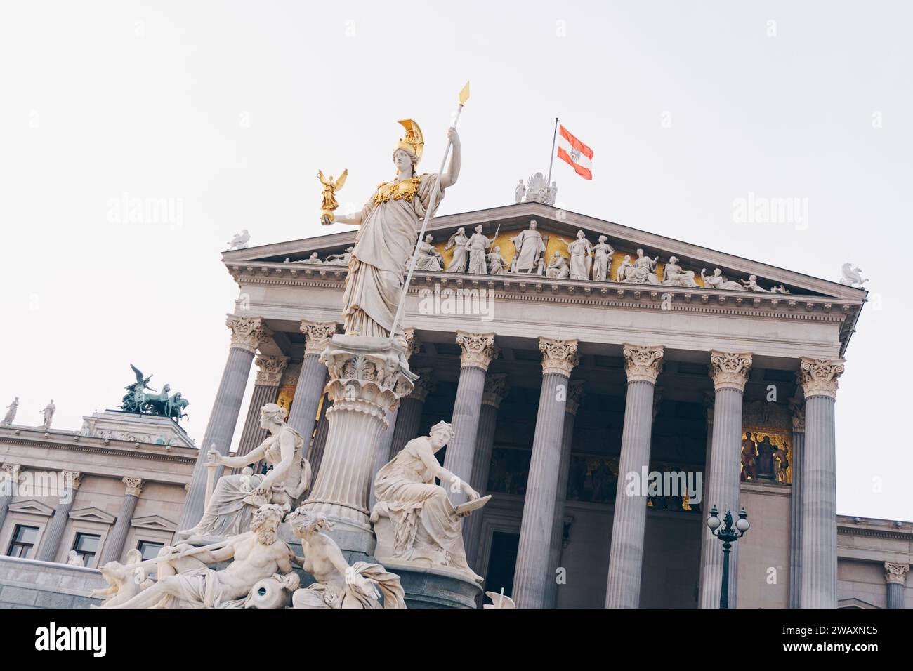 Statue de Pallas Athene devant les chambres du Parlement autrichien à Vienne, Autriche, Europe. Symbolique pour la démocratie et la liberté. Banque D'Images