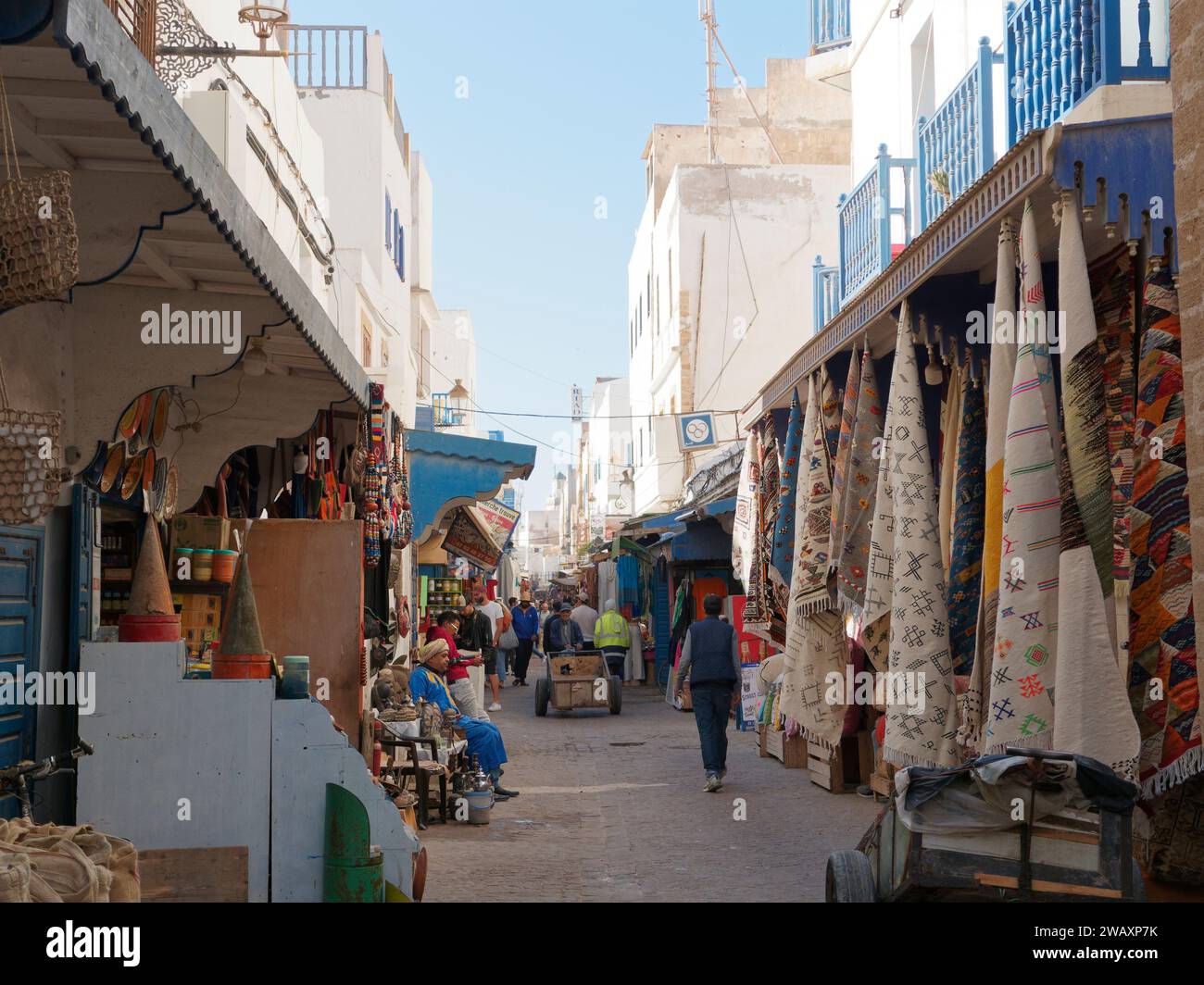 Rue étroite pleine de magasins dans la médina historique dans la ville d'Essaouira, Maroc. 7 janvier 2024 Banque D'Images