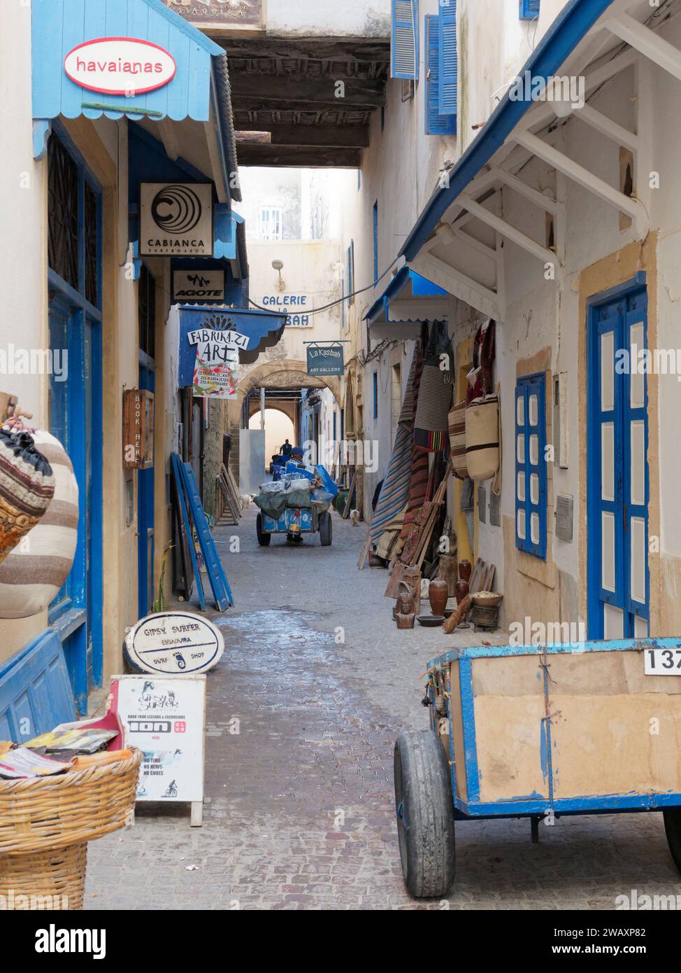 Rue étroite avec des chariots utilisés pour le transport de marchandises dans la médina historique dans la ville d'Essaouira, Maroc. 7 janvier 2024 Banque D'Images