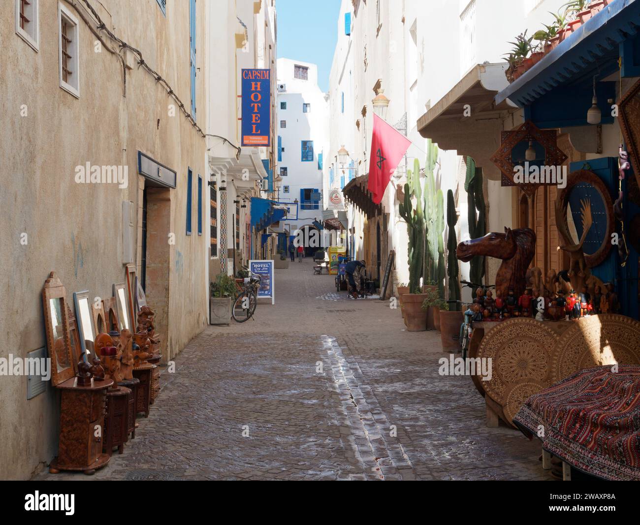 Magasins vendant des souvenirs dans une rue de la médina historique de la ville d'Essaouira, Maroc. 7 janvier 2024 Banque D'Images