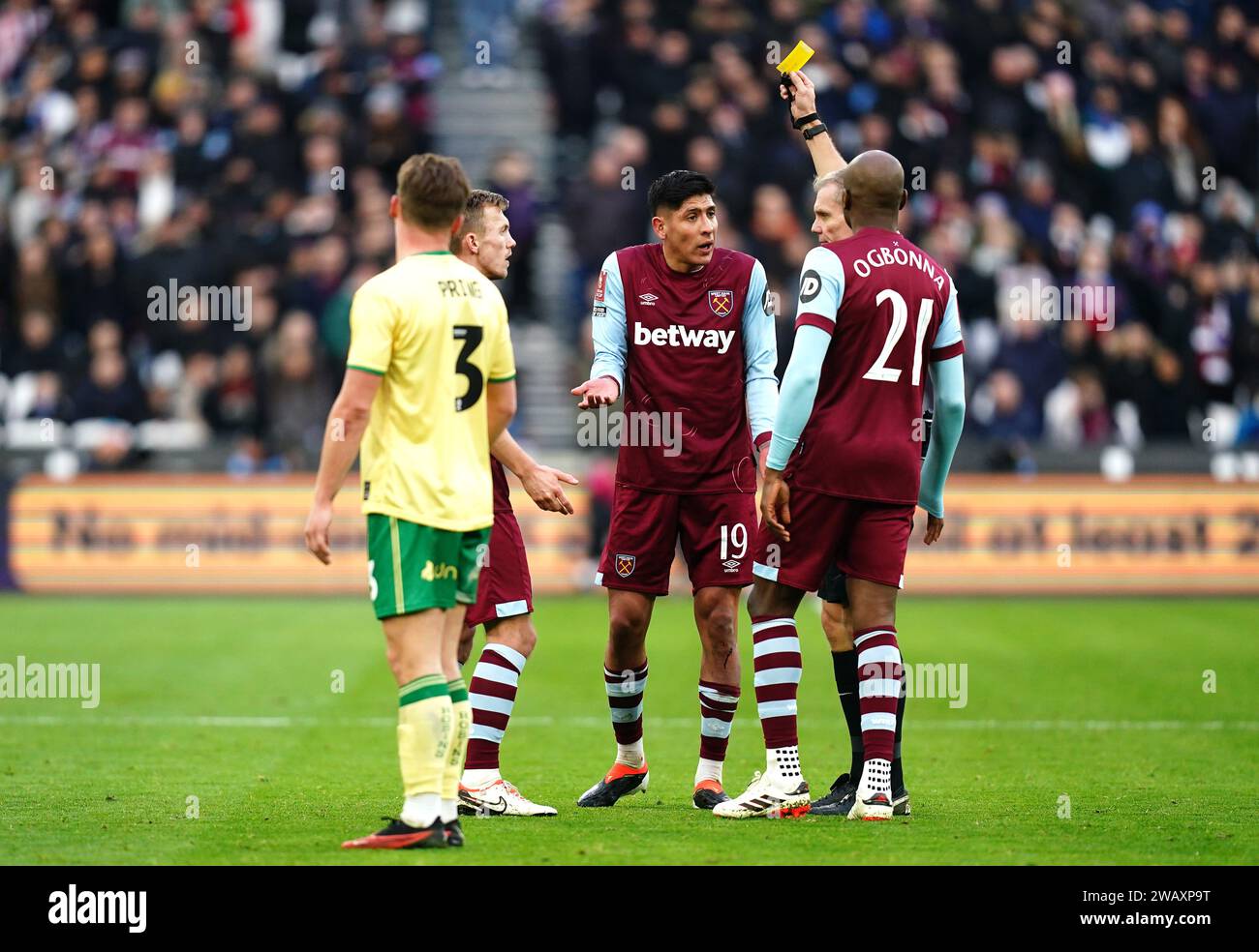 L'arbitre Graham Scott (à droite, caché) montre un carton jaune à Edson Alvarez de West Ham United (au centre) pour avoir comparu sur Joe Williams de Bristol City (non représenté) lors du match du troisième tour de la coupe d'Angleterre au stade de Londres. Date de la photo : dimanche 7 janvier 2024. Banque D'Images