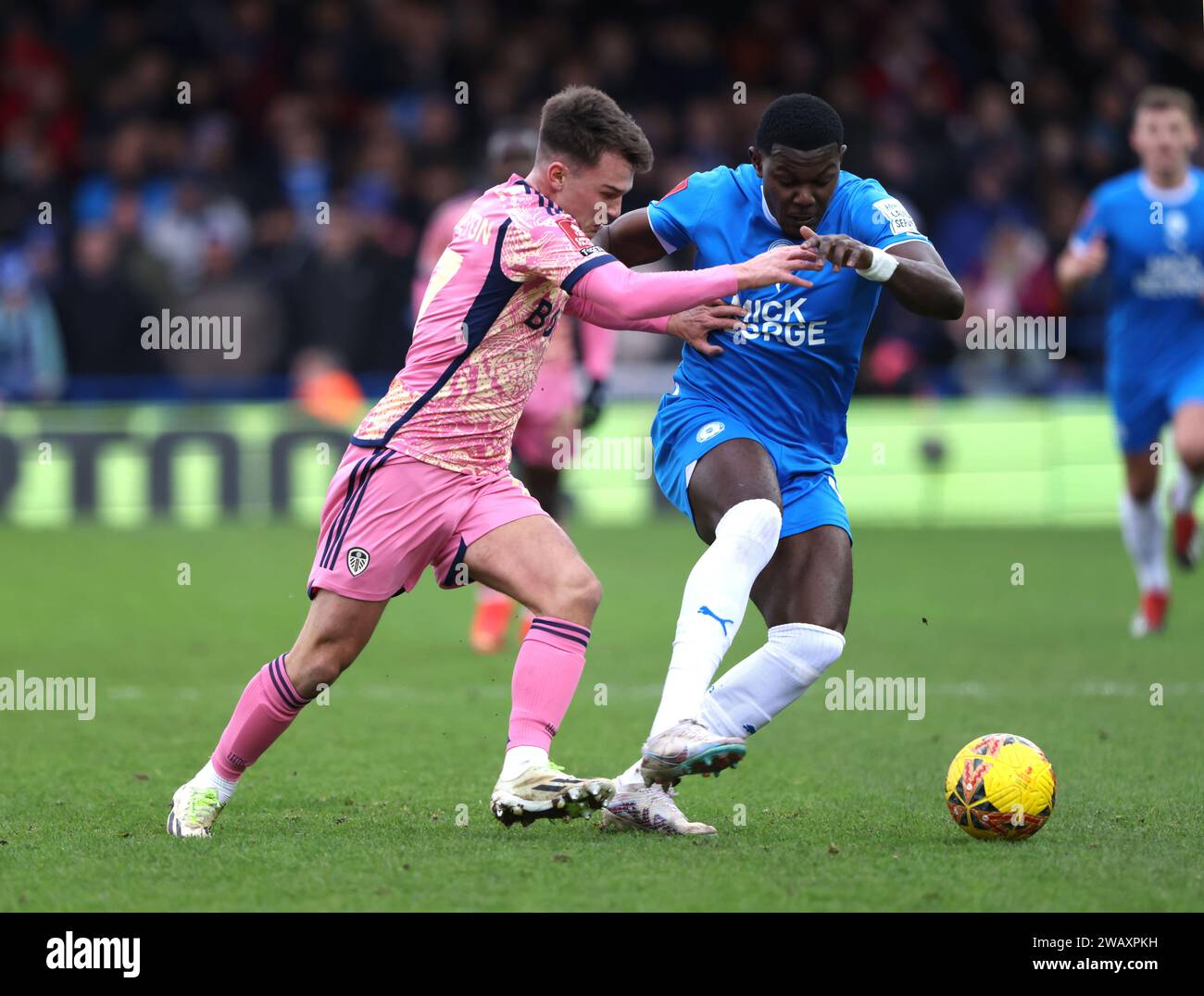 Peterborough, Royaume-Uni. 07 janvier 2024. Jamie Shackleton (LU) Ephron Mason-Clark (pu) lors du match de 3e tour de la FA Cup Peterborough United contre Leeds United Emirates, au Weston Homes Stadium, Peterborough, Cambridgeshire, le 7 janvier 2024. Crédit : Paul Marriott/Alamy Live News Banque D'Images