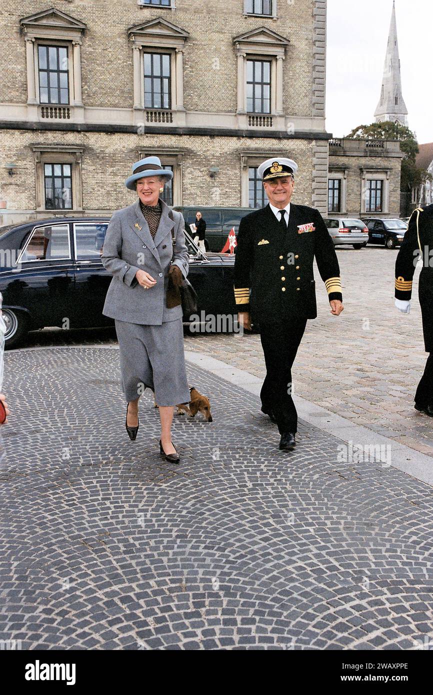 Copenhague, Danemark /21 septembre 2004/ S.M. la Reine Margrethe II de Danemark le prince henrik ou Henri arrive à sali sur le navire de Dannebrog dans la capitale danoise Copenhague. Photo.Francis Joseph Dean/Dean Pictures Banque D'Images
