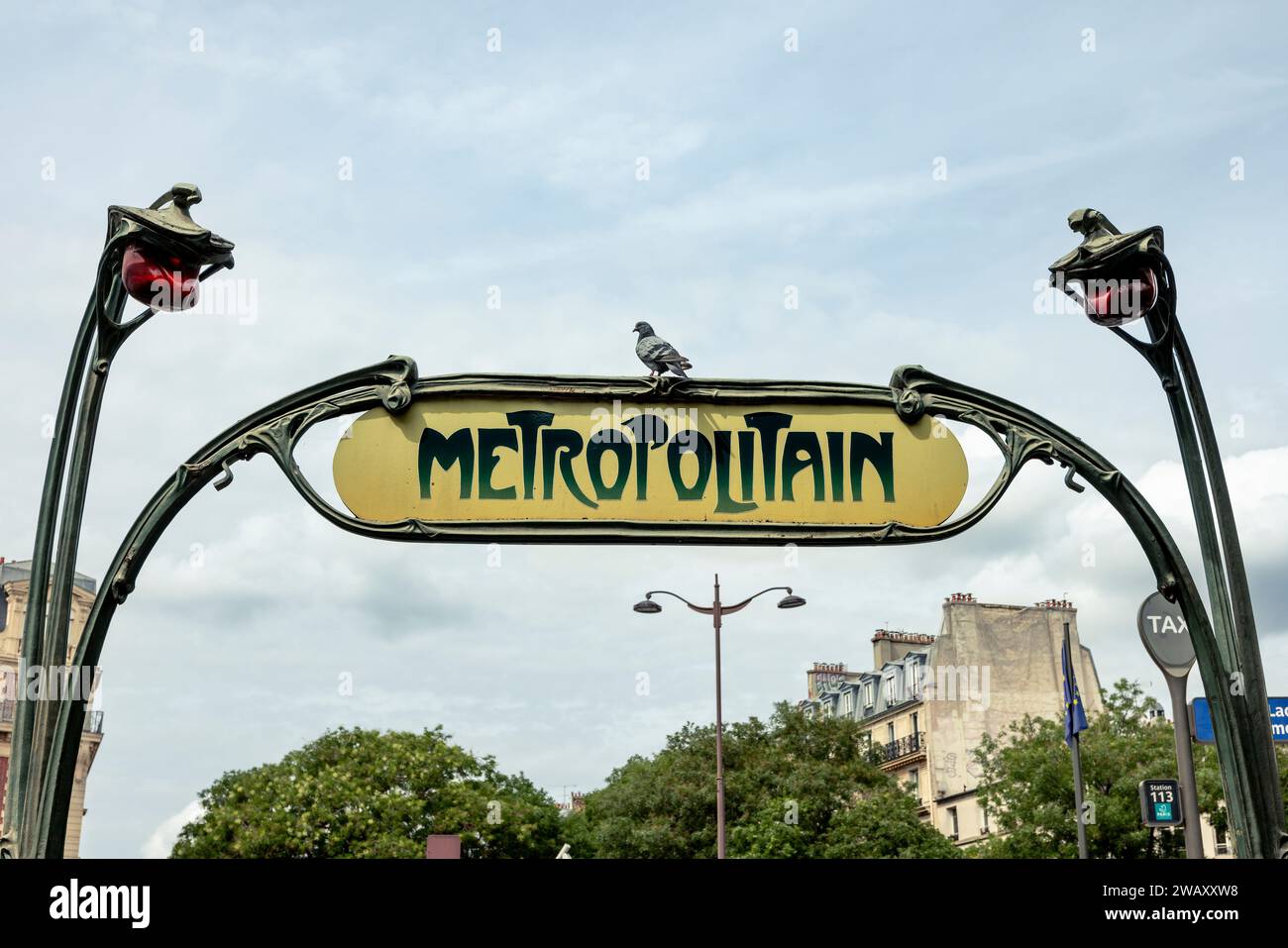 Entrée du métro Paris avec pigeon sur le panneau, France, Europe Banque D'Images