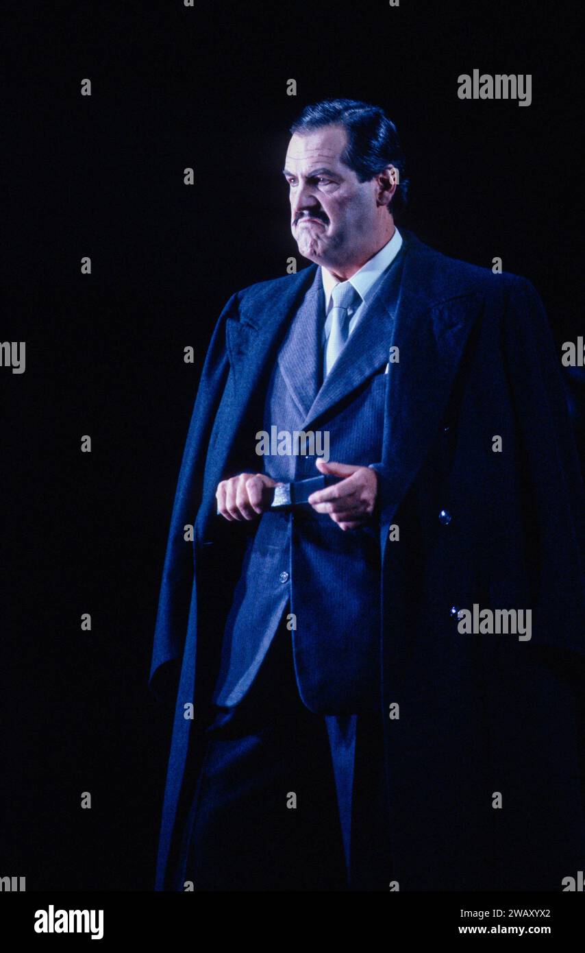 Neil Howlett (Baron Scarpia) in TOSCA at English National Opera (ENO), London Coliseum, London WC2 23/08/1990 musique : Giacomo Puccini livret : Luigi Illica & Giuseppe Giacosa chef d'orchestre : Marco Guidarini design : Stefanos Lazaridis éclairage : Nick Chelton réalisateur original : Jonathan Miller Banque D'Images