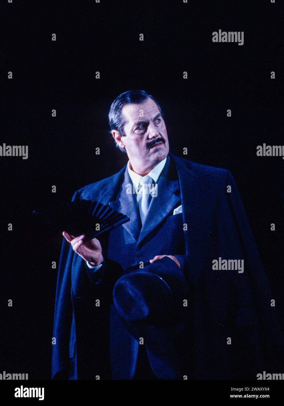 Neil Howlett (Baron Scarpia) in TOSCA at English National Opera (ENO), London Coliseum, London WC2 23/08/1990 musique : Giacomo Puccini livret : Luigi Illica & Giuseppe Giacosa chef d'orchestre : Marco Guidarini design : Stefanos Lazaridis éclairage : Nick Chelton réalisateur original : Jonathan Miller Banque D'Images