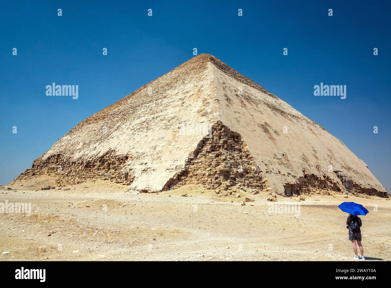 Touriste émerveillant devant la Pyramide Bent à Dahshur, en Égypte Banque D'Images