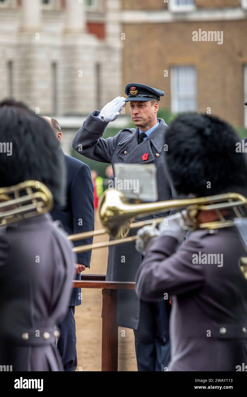 SAR le Prince William prend le salut lors de la parade du dimanche du souvenir, Horse Guards Parade, Londres, Royaume-Uni Banque D'Images