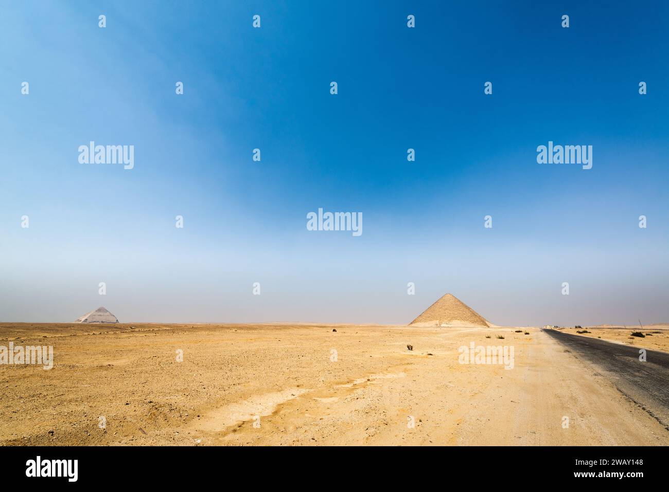 Vue grand angle de la Pyramide Rouge et de la Pyramide courbe à Dahshur, Egypte Banque D'Images