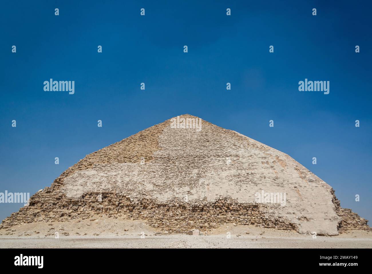 Vue imprenable sur la Pyramide Bent avec un beau ciel bleu à Dahshur, Egypte Banque D'Images