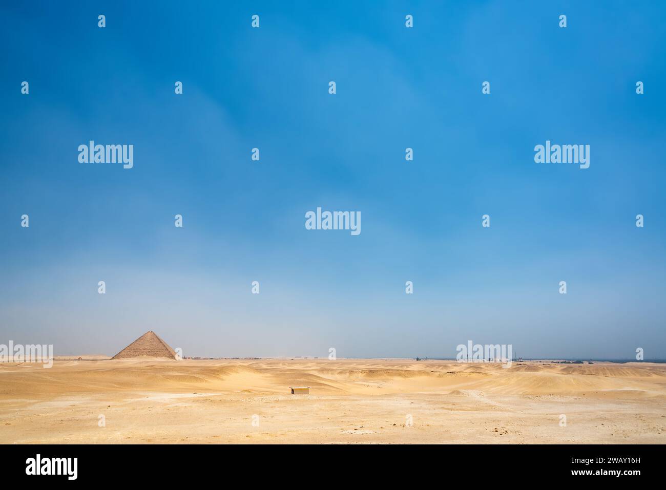 Vue grand angle de la Pyramide Rouge à Dahshur, Egypte Banque D'Images