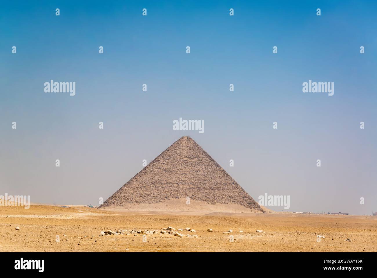 Vue de la Pyramide Rouge à Dahshur, Egypte Banque D'Images
