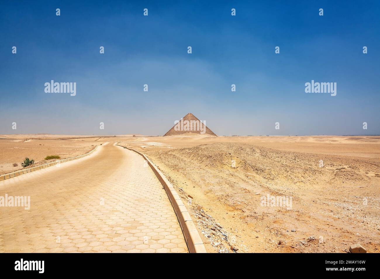 Vue de la route menant à la Pyramide Rouge à Dahshur, Egypte Banque D'Images