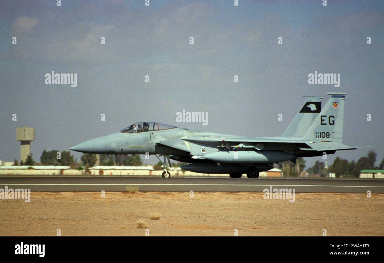 25 janvier 1991 pendant la guerre aérienne, un taxi aigle F-15C de l'USAF à la base aérienne du Roi Fayçal à Tabuk, au nord-ouest de l'Arabie Saoudite. Banque D'Images