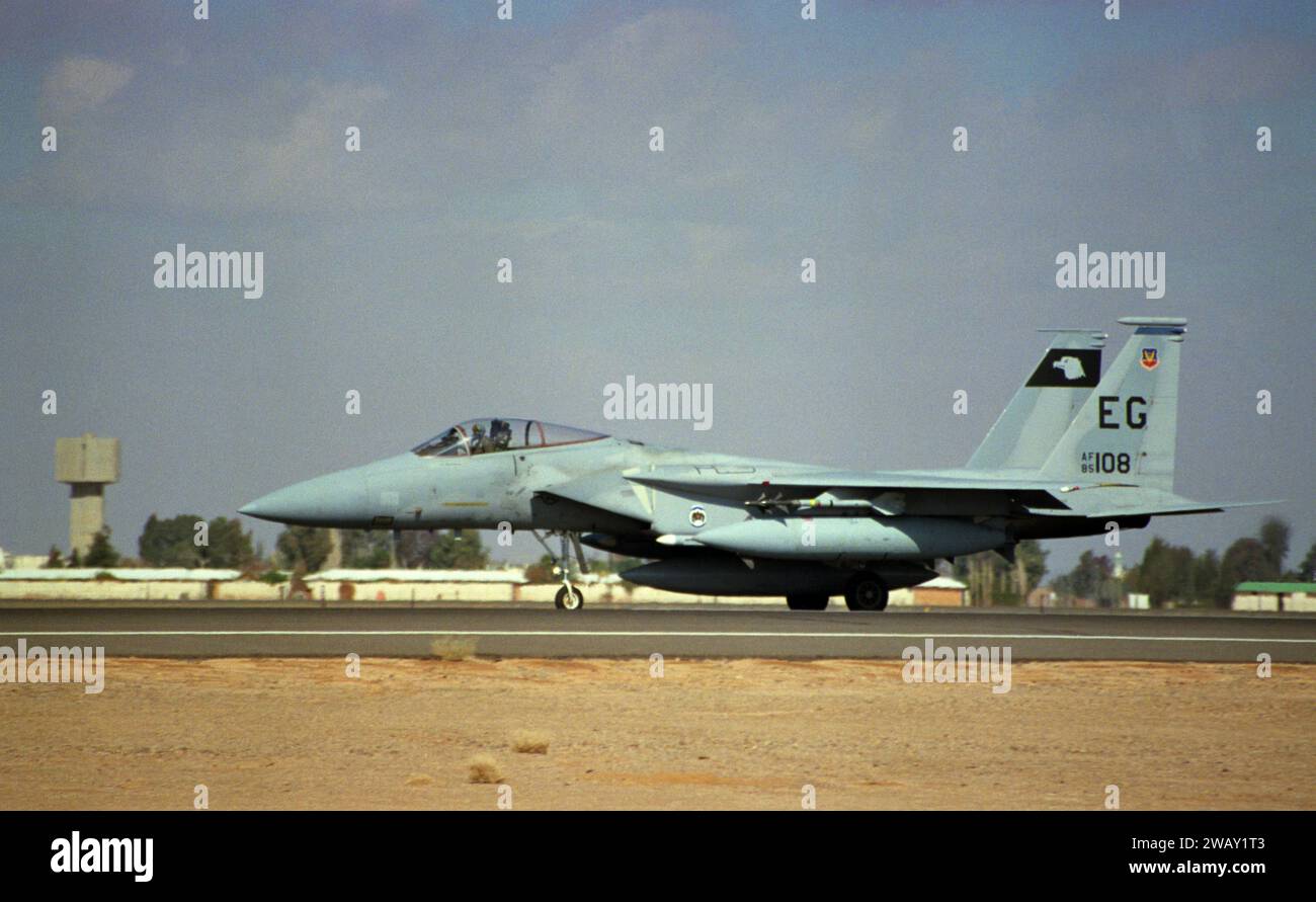 Première Guerre du Golfe : 25 janvier 1991 pendant la guerre aérienne, un F-15C Eagle de l'USAF a pris des taxis à la base aérienne King Faisal à Tabuk, au nord-ouest de l'Arabie saoudite. Banque D'Images