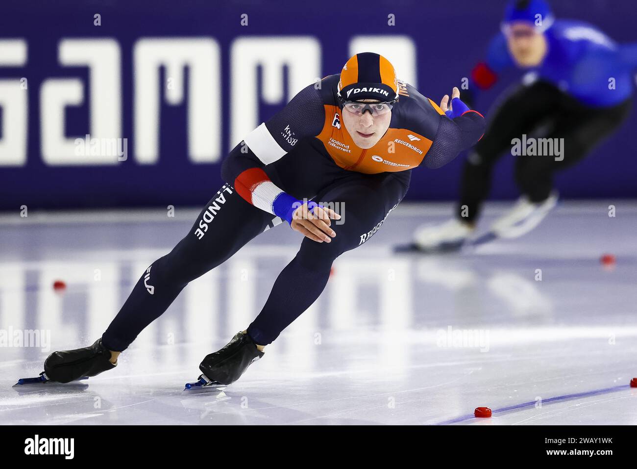 HEERENVEEN - Jenning de Boo (NED) en action dans le 500 mètres contre Marten Liiv (est) aux distances du Championnat d'Europe. ANP VINCENT JANNINK Banque D'Images