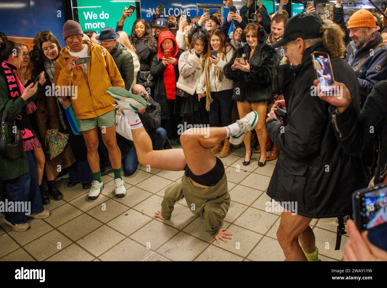 Londres, Royaume-Uni. 7 janvier 2024. Les gens du métro londonien participent au No Trouser métro Ride. L'idée a commencé à New York en 2002. Crédit : Mark Thomas/Alamy Live News Banque D'Images