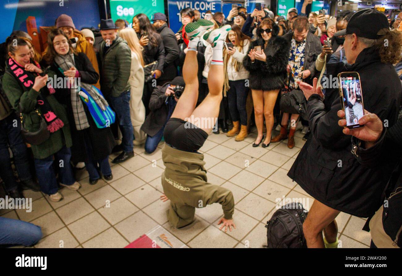 Londres, Royaume-Uni. 7 janvier 2024. Les gens du métro londonien participent au No Trouser métro Ride. L'idée a commencé à New York en 2002. Crédit : Mark Thomas/Alamy Live News Banque D'Images