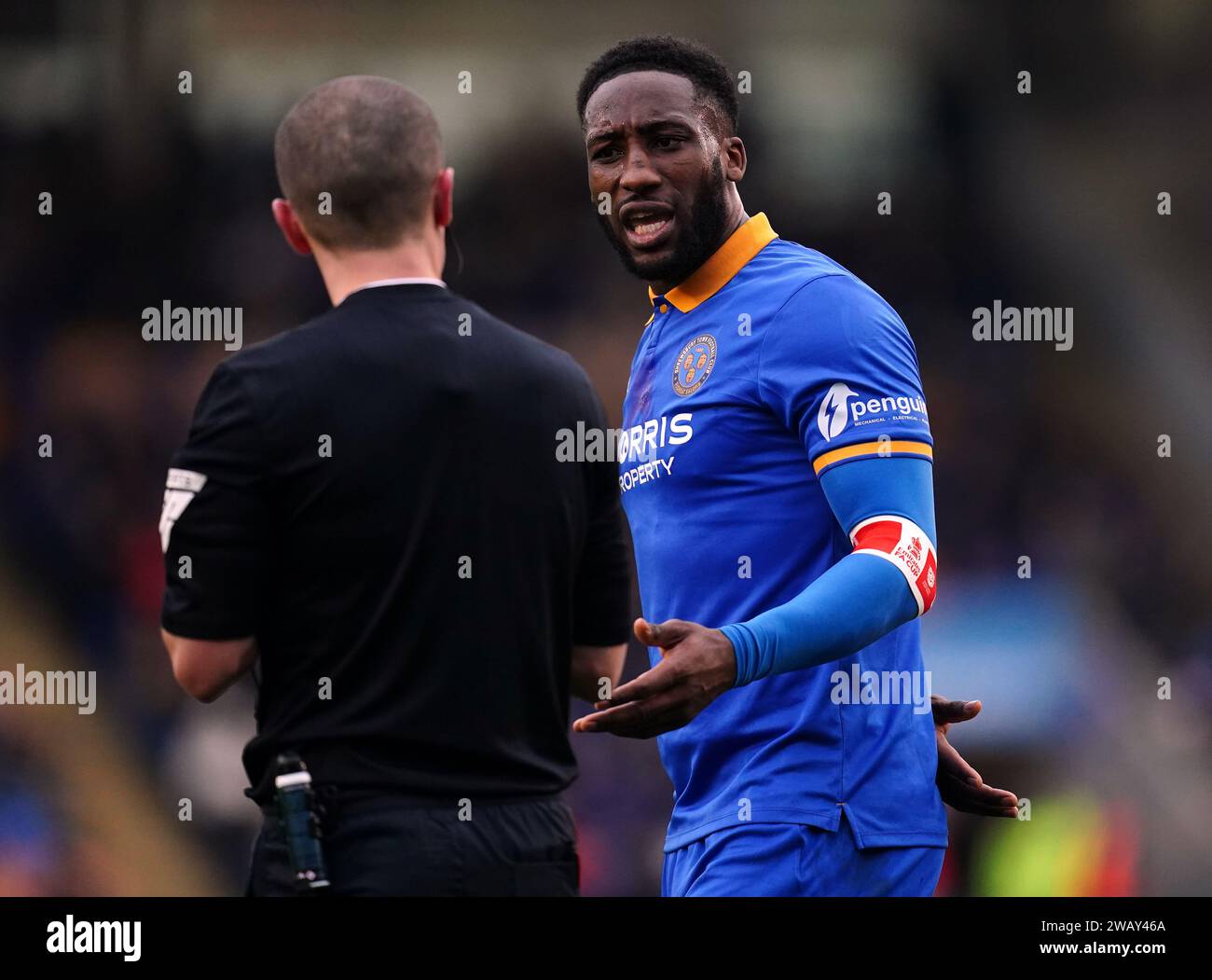 Cheyenne Dunkley de Shrewsbury Town lors du match du troisième tour de